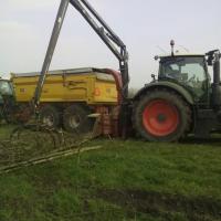 Fendt trekker met versnipperaar met eigen invoer.jpg